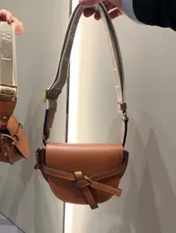 Nya 2023 axelväskor Cross Body Luxury Designer Bag Saddle Bag präglad Pebble Calf Leather Bow Bag Påse avtagbar axelband axelväska Messenger väska