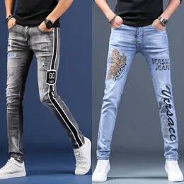 Мужские джинсы мужчины высококачественная Slimfit Print Light Luxury Etchen Denim брю Орешенные царапину уличной корейской версии повседневная 230711