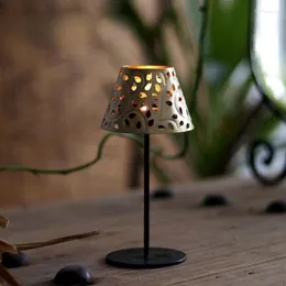 Mum Tutucular Metal Şamdan Romantik Retro Retro oyuk Tealight Tutucu Ferforje Basit Porta Velas Swiecznik Candelabro Pared