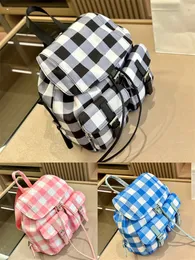 Nova mochila feminina de designer de luxo Mochila clássica Nylon bolsa à prova d'água Mochila escolar de grande capacidade com vários bolsos tamanho 32 cm