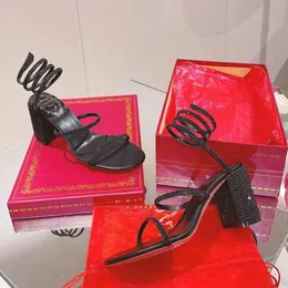 2023 Cleo Crystals Adornado tacones gruesos sandalias Rhinestone negro Zapatos de noche mujeres de tacón alto75mm Diseñadores de lujo Vestido envolvente zapato