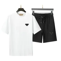 Mens Trailsuit Designer T Shirt ve Şort İki Parça Set Sarkı Black White Rahat Jogger Sportswear Yaz Sweatershirts Sweatpants Tee Avrupa ve Amerikan Boyutları
