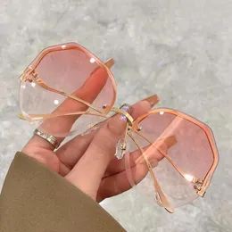 New Sunglasses Women Butterfly Flower Fashion Trend Gradient Frameless Eyeglass Metal Polygonal Outdoor Sunscreen Eyewear UV400