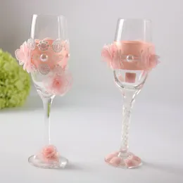 Partybevorzugung: 1 Paar Hochzeitsgläser, Champagnerflöten, die Braut und Bräutigam mit rosa Blumen anstoßen