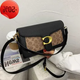 Snygg axelväska för kvinnor 2023 Nytt tryckt mode liten fyrkantig väska Kontrast Crossbody Ladybags kvällskopplingar handväskor designers