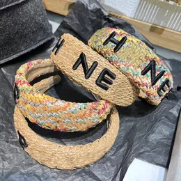 Nya stilar Designer Ullstickning Pannband Kända kvinnor Märke Brevtryck Broderi Bredbrättade hårband Huvudinpackning Sommar Utomhus Tyg Huvudbonader