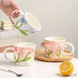 머그잔 손으로 그린 ​​튤립 머그잔 세라믹 커피 컵 엠보싱 꽃 커피 머그잔 물 컵 창조적 인 아침 식사 밀크 컵 절묘한 찻잔 R230712