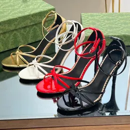 Женские сандалии с ремешками цвета металлик, золотые, черные туфли на высоких каблуках из лакированной кожи с ремешком на щиколотке Вечерние дизайнерские модные свадебные туфли на шпильке для вечеринок
