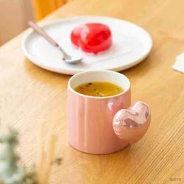 Кружки Cermamic Cup Coffee Mug Mug Heart Handrip Дизайн кофейная чашка в стиле чашка чашка чашка подарок R230712