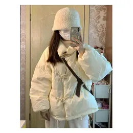 Autumn and winter women's horn buckle short lapel down jacket, light, soft and comfortable, milk Huhu color loose coat, hem folding rope design does not leak.