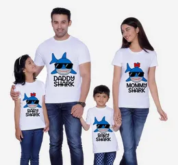 Roupas combinando para família T-shirt de tubarão Roupas combinando para família Roupas para mamãe e eu Roupas de tubarão T-shirt para meninos Roupas de tubarão para pai Camiseta de manga curta Natal 230711