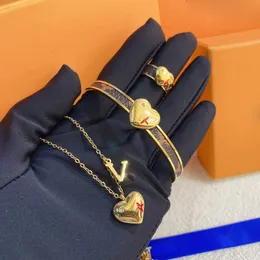 Tasarımcı Kolye Bilezik Mücevher Seti 18 Altın Kaplama Yüzük Romantik Monogram Deri Kalp Bilezik Moda Logosu Yüzüğü Çok Boyutlu Aile Çift Hediye Bileklik