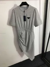 Женская дизайнерская одежда Lady Plays Metal Geometric Logo Decoration Girl Dress Fashion нерегулярная плиссированная юбка с плиссированной дизайнерской юбкой 10 июля 10 июля