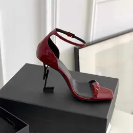 2023 sandali con tacco alto da donna di design di lusso scarpe da banchetto con tacco in metallo scarpe da donna in vernice bianca nera 10 cm fabbrica di scarpe da donna con punta piatta sexy