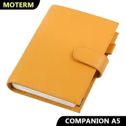 Notepads Moterm Companion Travel Notebook A5 Size Journal Genuine Pebbled Grain Cowhide Organizer مع الجيب الخلفي والشريط الجلدي 230712