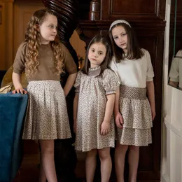 女の子のドレス2023ブティック子供の子供数学数学服兄弟姉妹の赤ちゃんの休日の衣装の女の子スモックドレススカート