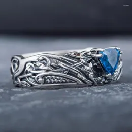 Anneaux de mariage Top qualité gravé bande cristal brillant Triangle forme bleu foncé Zircon cubique femmes élégantes bijoux à la mode