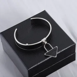 Bracciale Fashion Designer Triangolo Bracciale moda di lusso Bracciale in acciaio al titanio placcato oro 18 carati con diamanti Bracciale per unghie da donna Gioielli classici di design in argento