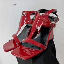 Sandálias de couro envernizado de alta qualidade com cunha salto alto sexy com tira em T para senhoras bomba de bico quadrado vestido de banquete de verão sapatos femininos