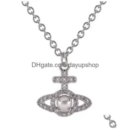 Hänge halsband Vivienne Western Queen Mor Vivian Cross Hollow fl Diamond Pearl Necklace Feminine Charm Net Red Samma droppe Deliv Dhhti