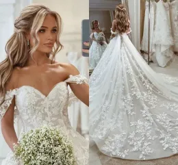 Dantel Düğün Muhteşem Elbiseler Arapça Dubai Elegant Omuz Geri Dönmeyen Aplikler D Flora Uzun Tren Gelin Gown Vestidos Özel Yapımı BC