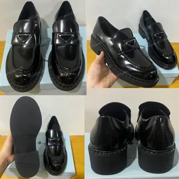 Chokladborstade läder loafers 1d246m mocassins choklad en cuir verni noir bande en cuir sur la tige logo triangulaire en metal emaille kvinnor designer loafers