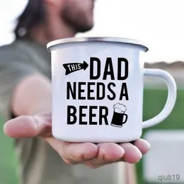 Tazze Questo papà ha bisogno di una birra Tazza smaltata creativa Bere caffè Tazza di vino Festa in casa Tazze di birra divertenti Viaggio Campeggio Tazza Regalo per la festa del papà R230713