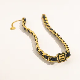 Collana con ciondolo a forma di lettera di design placcato in oro 18 carati girocollo Collane di marca a catena in pelle di design di lusso per gioielli da donna di alta qualità