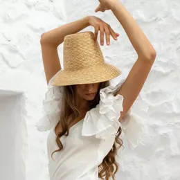 Sombreros de ala ancha King Wheat 2023 Marca de verano Mujer Sombrero de paja para el sol Techo alto Viaje Sombrilla informal Playa Modelo de moda Espectáculo en el escenario Lady Top Cap