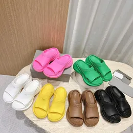 Kauçuk katır terlik slaytlar sandalet flattie topuklu düz platform topuklu kadınlar lüks tasarımcılar soğuk rahat moda ayakkabıları 8.5cm fabrika ayakkabı