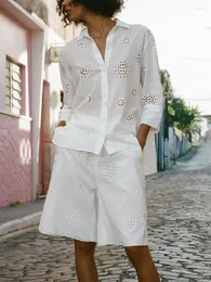 女性のジャージヴィンテージボヘミアンカットワーク刺繍ショーツセット衣装 3/4 袖シャツと弾性ウエストバミューダ 2 点セット女性服