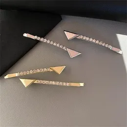 Mode Bling Rhinestone Hair Clip Designer Girl Metal Triangle Letter Barrettes Womens Hairpin Luxury Hair Accessories