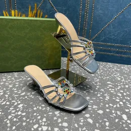 Saltos mais quentes com póbaco de pó Sapatos designers sandálias de qualidade de sandálias de qualidade altura do salto e lâminas de calçados planos de sandália