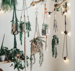 手作りのマクラメ植物ハンガー - 庭と家の装飾用の多目的な吊りバスケット