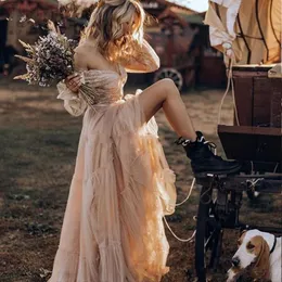 Romantyczne wiejskie sukienki ślubne koronkowe boho suknie ślubne długie rękaw cygańskie uderzające hipis