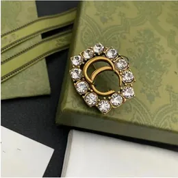 2023 유럽 및 미국 패션 다이아몬드 편지 브로치 기질 트렌드 코트 슈트 액세서리 여성 고품질 빠른 배송 셀틱