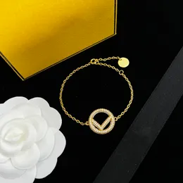 قلادة قلادة مصممة الحب Bracelcet Rings Stud أقراط هدية الكلاسيكية نساء أزياء الأساور الذهب مصممين المجوهرات 2307142PE