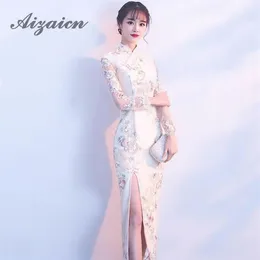 Abito da sposa tradizionale cinese lungo con spacco alto Qipao Pizzo moderno Cheongsam Abiti stile orientale Abiti estivi Donna Fiori sexy Eth209E