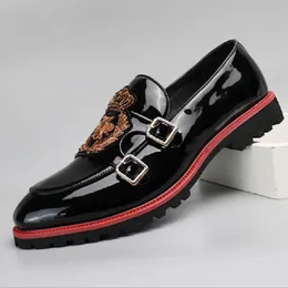 Mocassini neri nuovi uomini in pelle brevetto ricamato slittamento traspirante su scarpe casual solide dimensioni fatte a mano aa d d
