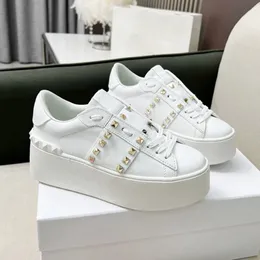 مسمار Flatform Sneaker Band مع أحذية الأزرار للنساء منصة الجلود البيضاء سبايك أحذية رياضية سميكة المسامير المدربين الأزياء غير الرسمية