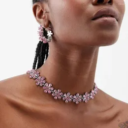 Kedjor stonefans rosa kristallblommor choker halsband uttalande tillbehör modekvinnor strass krage klavikel smycken