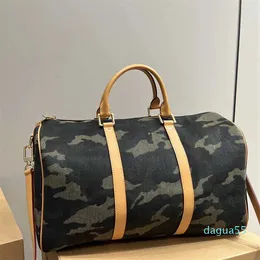 duffle väskor män designer bagage mode kamouflage handväskor kvinnor axelväskor stora kapacitet resväskor