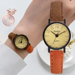 Gaiety Brand Retro Brown Women Watches Qualità Piccoli orologi da polso da donna Orologio da polso in pelle vintage Orologio da donna di moda250v