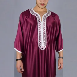 Abbigliamento etnico Uomo musulmano Abito ricamato Gonna lunga di lusso allentata Ramadan Preghiera Caftano Abbigliamento pakistano Thobe Abito tradizionale gentiluomo 230713
