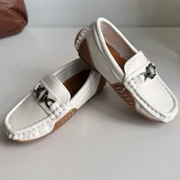 Baby sneakers pojkar läderskor barn avslappnade lägenheter barn loafers slip-on metal spänne chic moccasins lägenheter för bröllopsfest 21-30