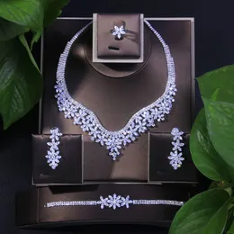 Подвесные ожерелья, продающие кубические ювелирные украшения из циркона, свадебная свадьба для женщин, сияющая мода AAA CZ 4PCS Set Set Forge Shape Dewellery 230714
