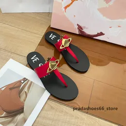 Paris Women Beach Sandals 2023 Summer Flat Buty na sandały FF Niepoślizgowy metalowy klamra stała kolor moda luksusowa marka flip flip slajdy tb 113