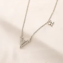 여자 주얼리를위한 목걸이 디자이너 Moissanite Jewelry 남자 클래식 싱글 스톤 스크류 러브 목걸이 여자 걸 슬라이드 펜던트 넥 팔스 칼라 콜리어 파티