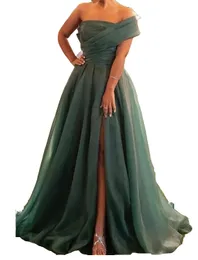 2023 Abiti da sera sexy Indossano una spalla Verde smeraldo Organza Side Split A Line Abiti da ballo Occasioni speciali Lunghezza del pavimento Cerniera sul retro