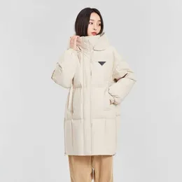 Autumn and winter women hooded long down coat, the inner down filling fluffy full and warm, the version is simple and elegant and fashionable.